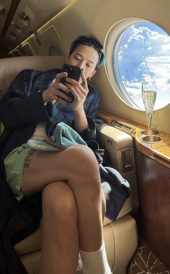 G-DRAGON、チャーター機内でシャンパン→ホテル級ベッドで休息「ワールドツアークラス」[スターIN★]