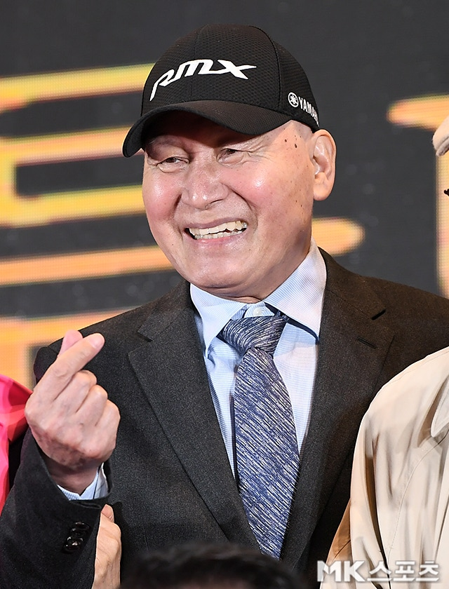 [단독] 안성기, 위급 고비 넘겼다…심장 다시 뛰지만 의식은 아직